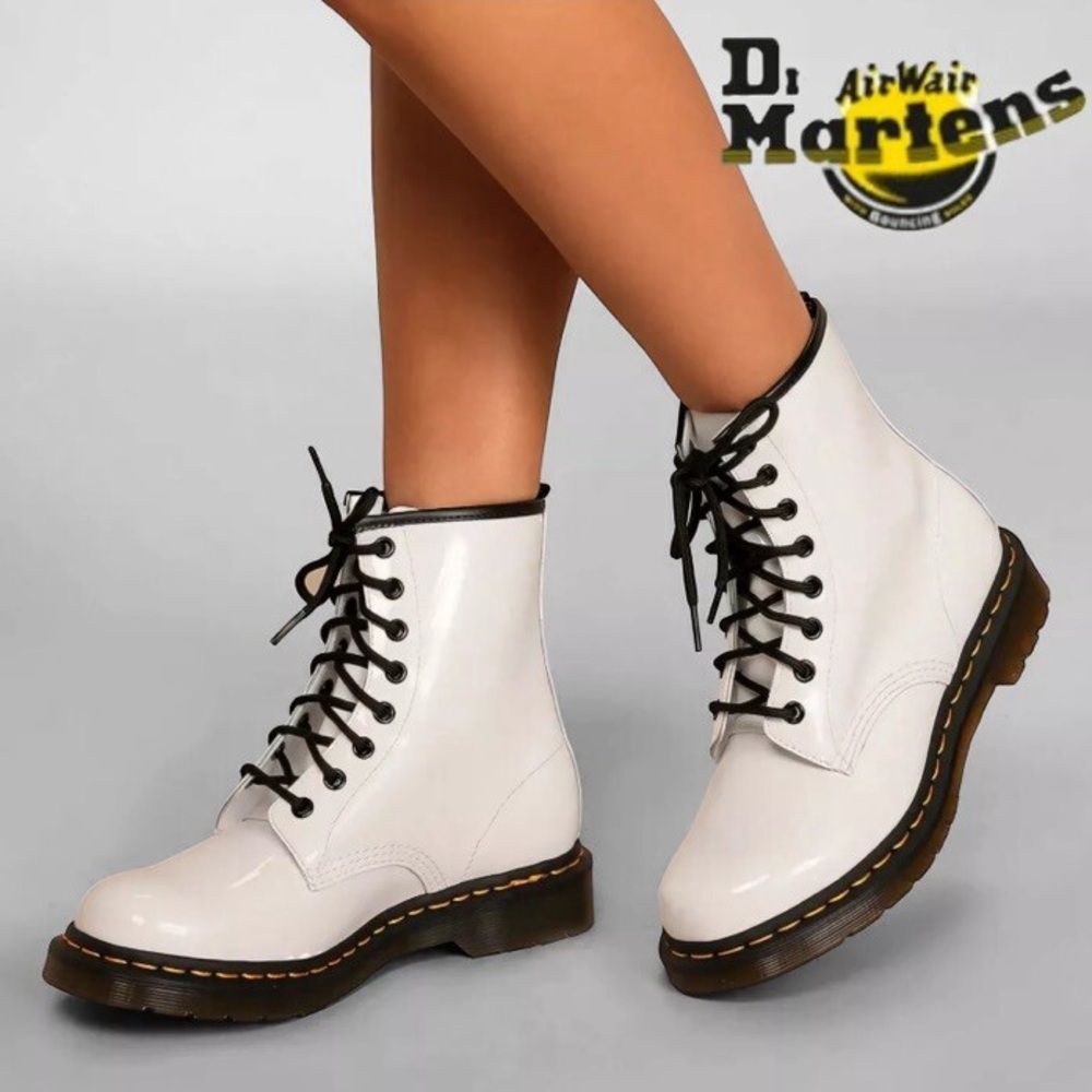 Dr. Martens #1460 Patent Leather White
Lace-up boots.